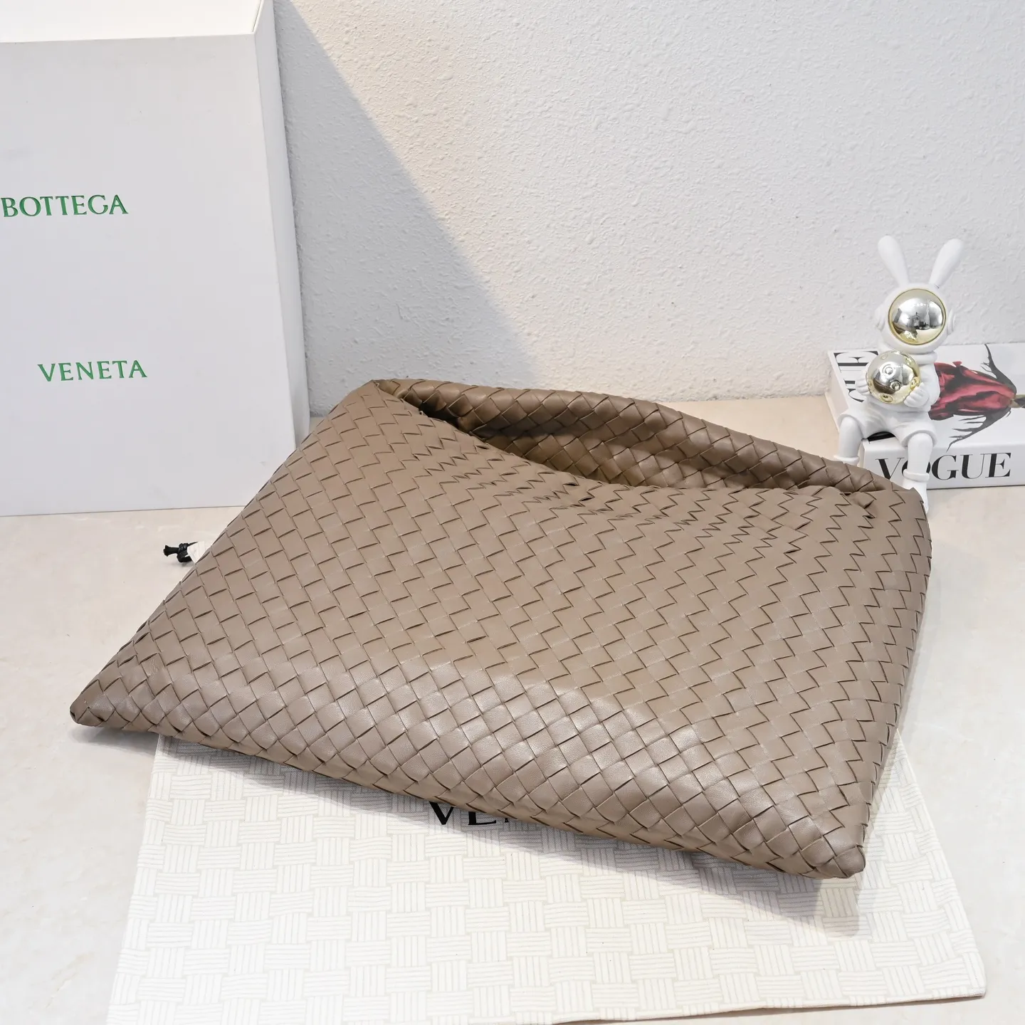 Batch 2160 #Bv Yangjin large size HOP cowhide, the bag body and handles are made of a whole piece of woven leather. The bag body is soft and lazy. Hop symbolizes the praise of innovation and eternal craftsmanship [love]. The pyramid silhouette combines practicality and fashion. Modern and casual, the bag mouth is double-sided closed design, more convenient and safe! Made of soft cowhide and full of texture, this is a must-have for fashionable ladies who like minimalism, comfort and casualness! Model: 3970 Dimensions: 54x24x13